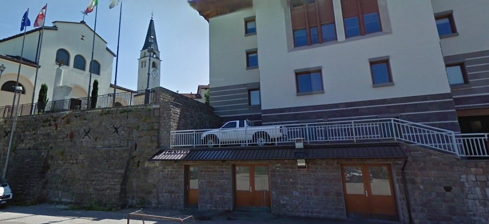 Bambino di nove anni cade da un muretto